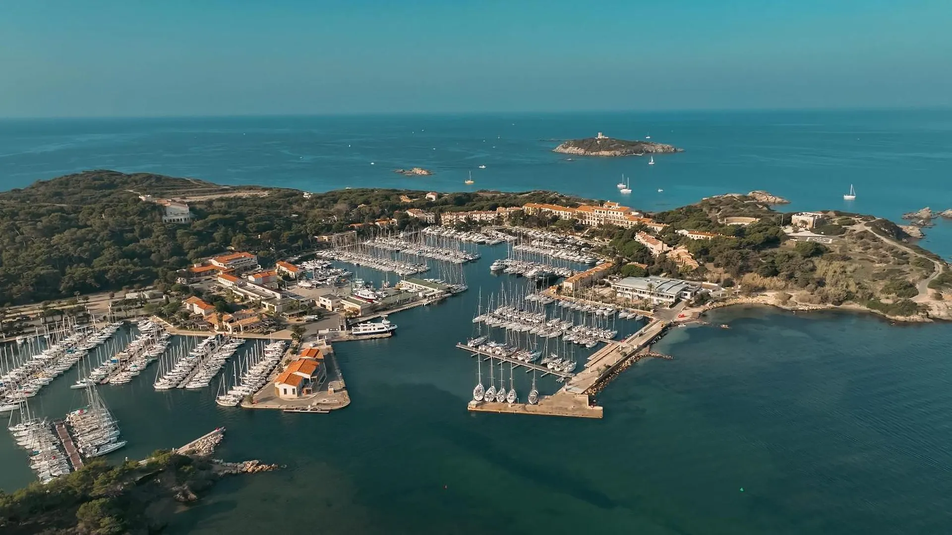 3 Hôtels de Plage près de la Société Maritime Sanaryenne