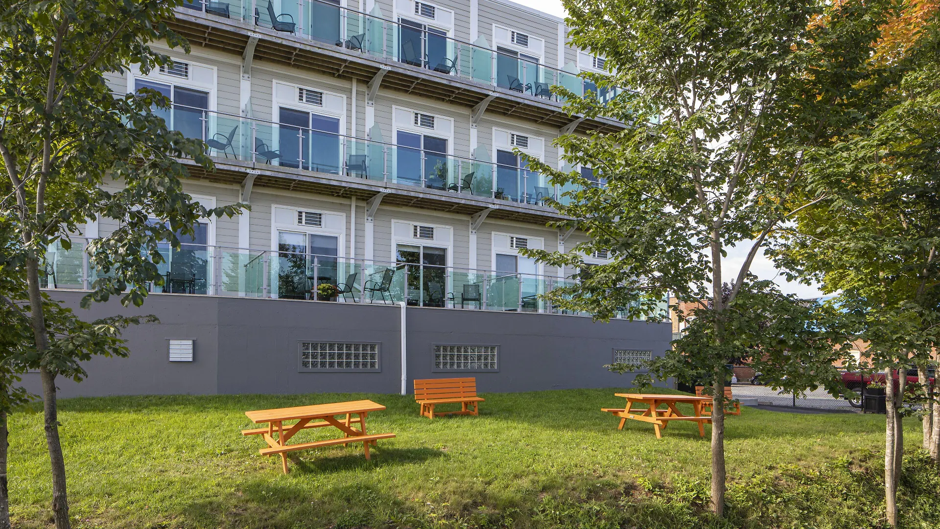 4 Hôtels Centraux en Acadie pour Voyager Sans Stress