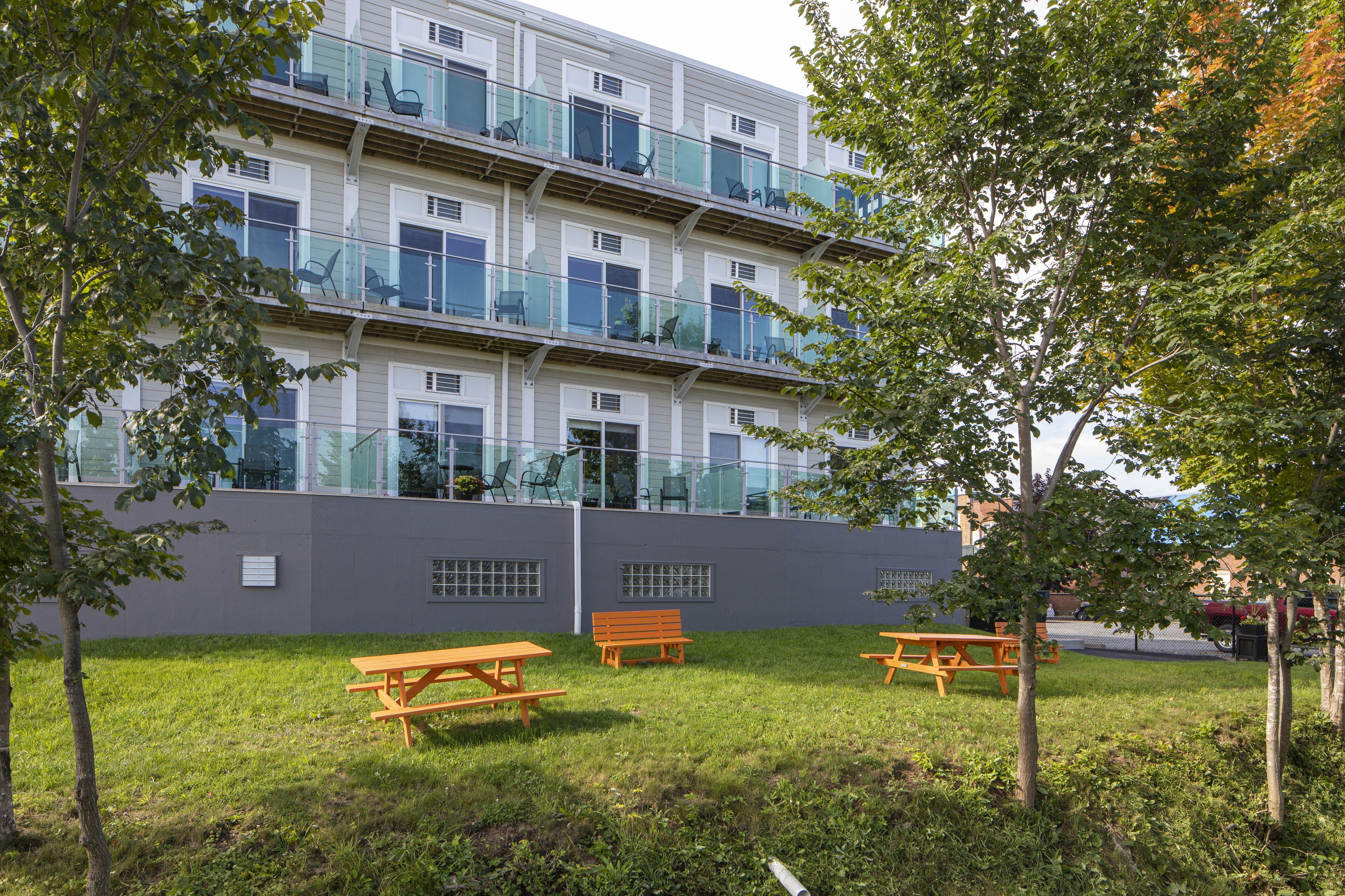 4 Hôtels Centraux en Acadie pour Voyager Sans Stress